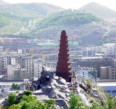 乌鲁木齐旅游景点红山:乌鲁木齐市的象征 气势