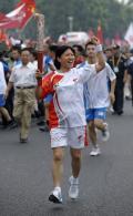 图文-奥运圣火在北京首日传递 火炬手李梅传递