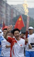 图文-奥运圣火在北京首日传递 火炬手晓敏在传递