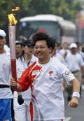 图文-奥运圣火在北京首日传递 火炬手阚飙在传递