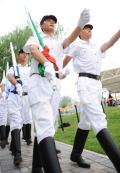 图文-为了奥林匹克的荣耀 升旗手步入奥运村升旗广场