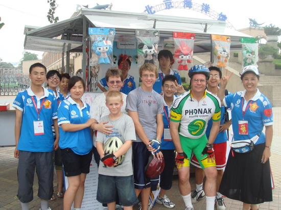 图文-城市志愿者风采 志愿者和外国友人合影