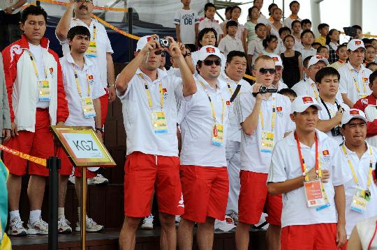 图文-吉尔吉斯斯坦代表团举行升旗仪式 拍照留念