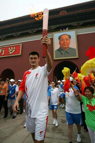 图文-奥运圣火北京首日传递 姚明是众人的英雄