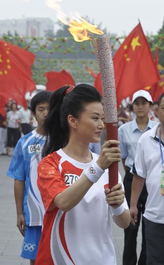 图文-奥运圣火在北京传递第2日 宋祖英手持火炬传递