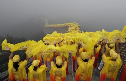 图文-奥运圣火北京次日传递 身着盛装的表演者