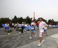 图文-奥运圣火在北京首日传递