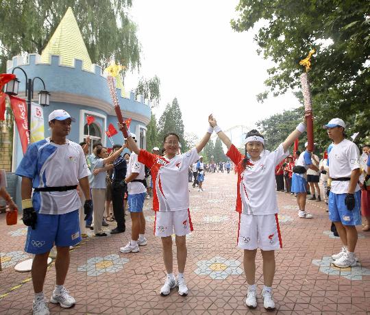 图文-奥运圣火在北京进行首日传递 难忘的一刻