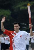 图文-奥运圣火在北京进行首日传递 高大的火炬手魏峥