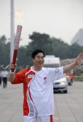 图文-奥运圣火在北京进行首日传递 于鲁明如此幸福