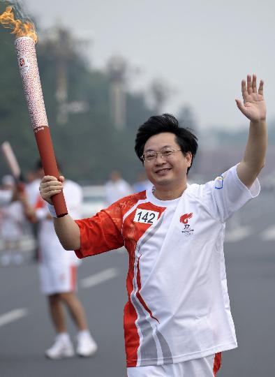 图文-奥运圣火在北京进行首日传递 火炬手陆益民