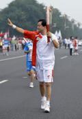 图文-奥运圣火在北京进行首日传递 和培林特殊手势