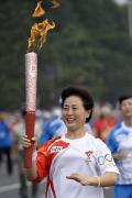 图文-奥运圣火在北京进行首日传递 火炬手张慧光