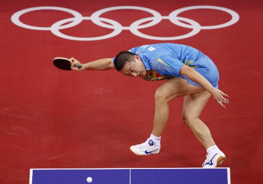 图文-奥运会乒乓球经典瞬间回顾 马琳高难度回球 