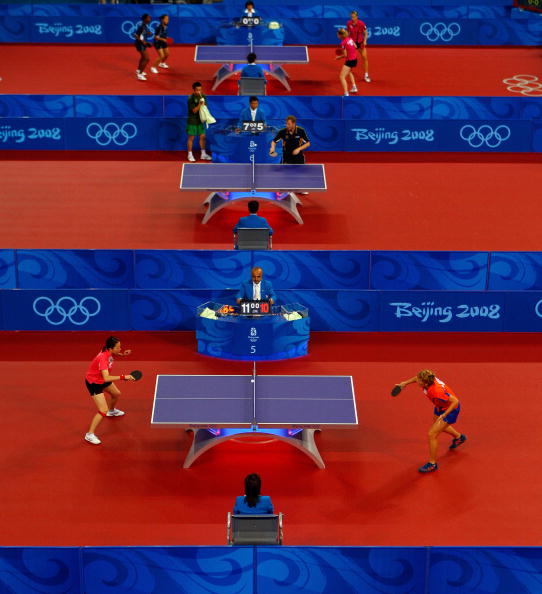 图文-奥运会乒乓球经典瞬间回顾 预赛多场同时打