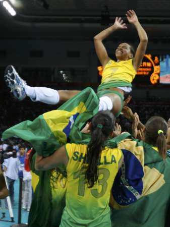 图文-[奥运]女排巴西3-1美国 巴西队感谢队友
