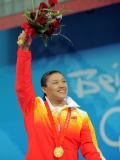 图文-[奥运]女子举重75公斤 曹磊向观众们致意