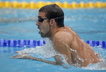 图文-美国游泳队新一天备战训练 菲尔普斯出水瞬间