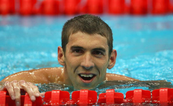 图文-菲尔普斯200米蝶泳夺冠 开心趴在分界线上