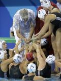 图文-奥运13日女子水球赛况 这些球员是在干什么？