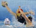 图文-奥运13日女子水球赛况 只能目送球进了