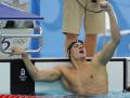 图文-男子200米仰泳决赛 洛赫特庆祝金牌到手