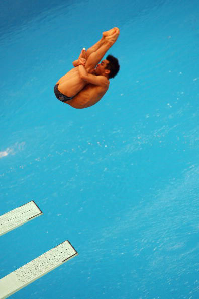 图文-跳水男子三米板半决赛 何冲空中抱膝