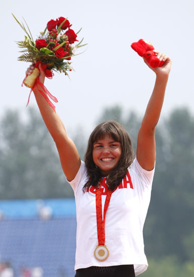 图文-女子10公里公开水域决赛 领奖台上高举鲜花