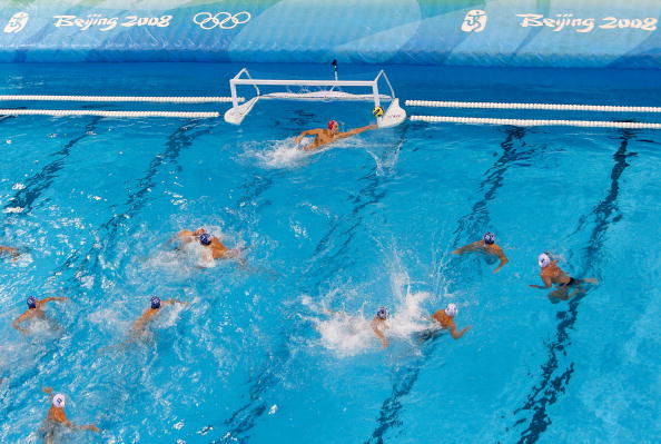 图文-奥运会22日男子水球赛况 球险些就入网 