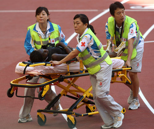 图文-15日田径赛场精彩瞬间 担架送受伤运动员