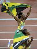 图文-女子100米牙买加选手夺金 女飞人庆祝胜利