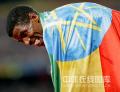 图文-男子万米刷新世界记录 冠军身披国旗庆祝