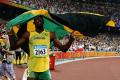 图文-[奥运]田径男子200米决赛 博尔特扬起国旗
