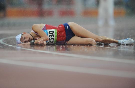 图文-田径女子20公里竞走决赛 比赛后累倒在地