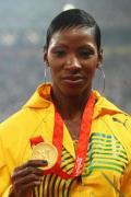 图文-田径女子400米栏决赛颁奖 沃克展示奥运金牌