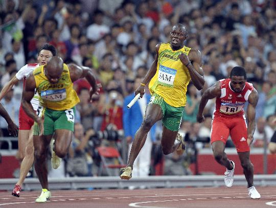 图文-牙买加夺得男子4X100米接力冠军 交接棒一刻