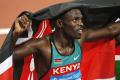 图文-田径男子800米决赛 邦盖高举国旗庆祝