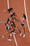 图文-[奥运]女子4x400米接力 美国姑娘庆祝胜利