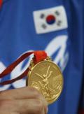 图文-[奥运]棒球韩国3-2古巴 韩国队员展示金牌