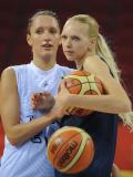 图文-俄罗斯女篮进行赛前训练 两位美女互相争艳