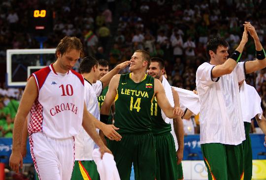 图文-男篮立陶宛战胜克罗地亚 立陶宛球员庆祝胜利