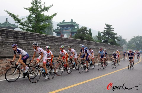 图文-各国自行车队训练备战奥运 集体骑行很壮观