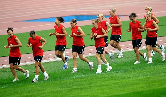 图文-德国女足进行适应场地训练 慢跑恢复体能