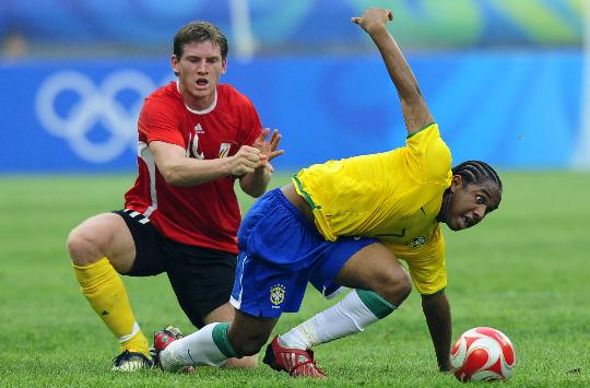 图文-巴西1-0比利时 巴西球员安德森与对手争抢