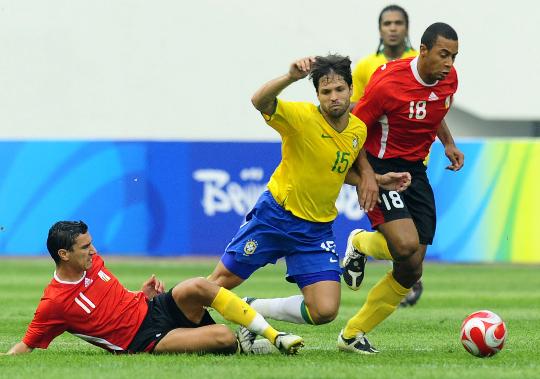 图文-巴西1-0比利时 巴西国奥队球员迪亚戈奋力拼抢