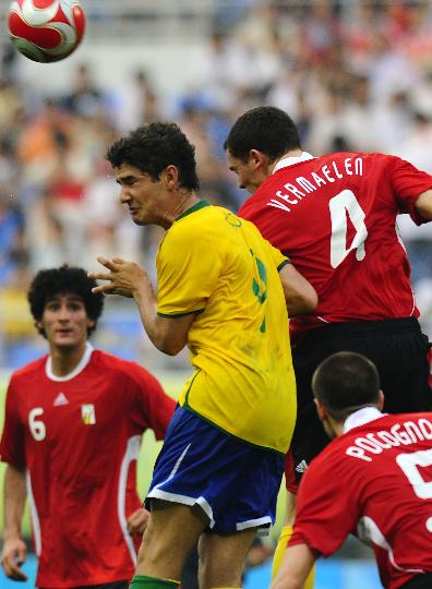 图文-巴西1-0比利时 巴西国奥队帕托与对手争顶
