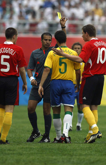 图文-奥运男足巴西1-0比利时 比赛火爆红黄牌不断