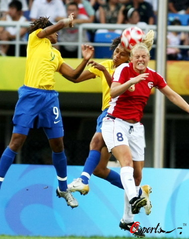 图文-巴西女足2-1挪威进入四强 空战巴西2对1