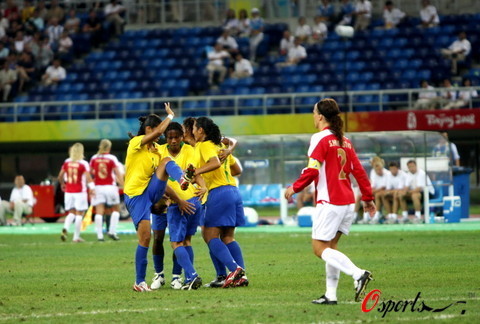 图文-巴西女足2-1挪威进入四强 巴西人翩翩起舞