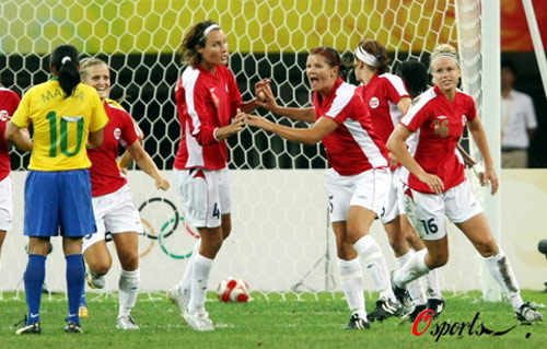 图文-巴西女足2-1挪威进四强 挪威队点球扳回一分